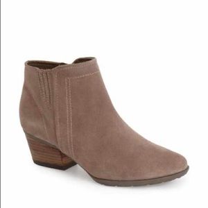 Stack heel Taupe Booties barely worn